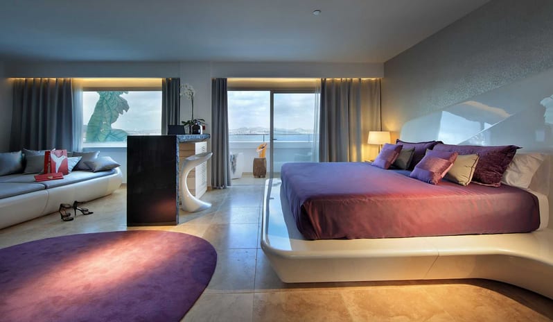 USHUAIA - ANYTHING CAN HAPPEN STAGE VIEW BED